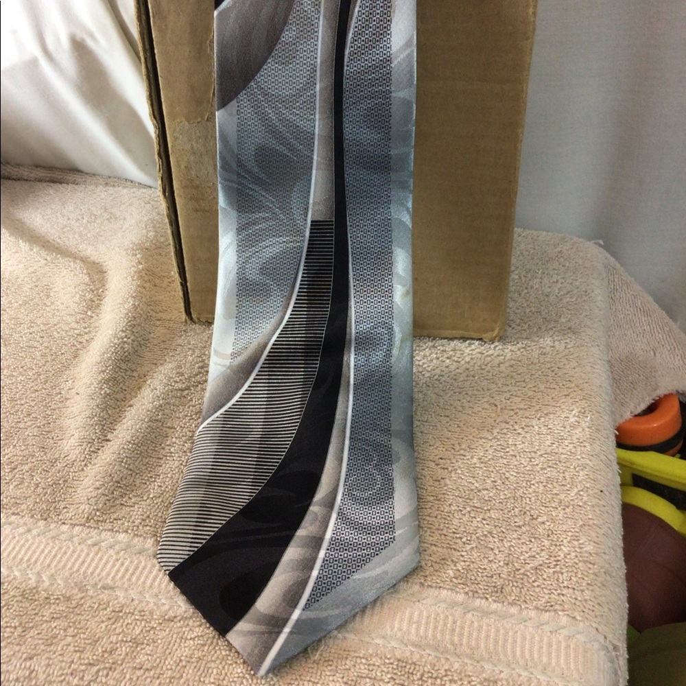 Mens RUDEE RICCO Italian Design Silk Necktie